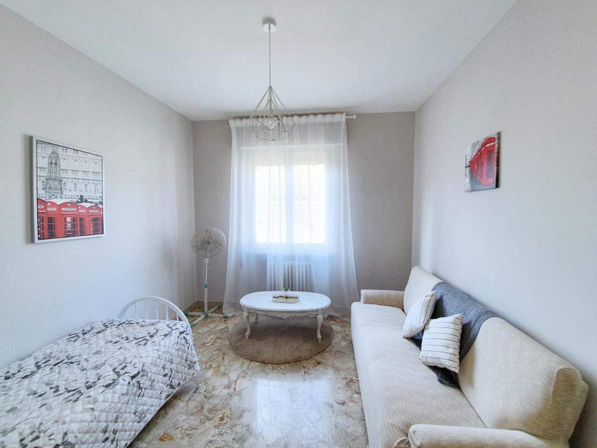 Affittacamere Zona Caserma-Stazione Foligno Bagian luar foto