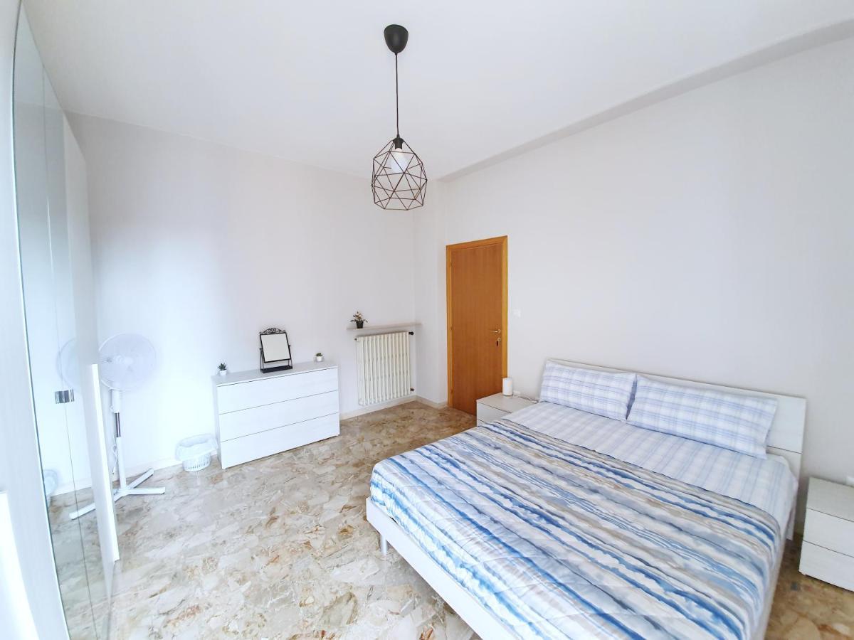 Affittacamere Zona Caserma-Stazione Foligno Bagian luar foto