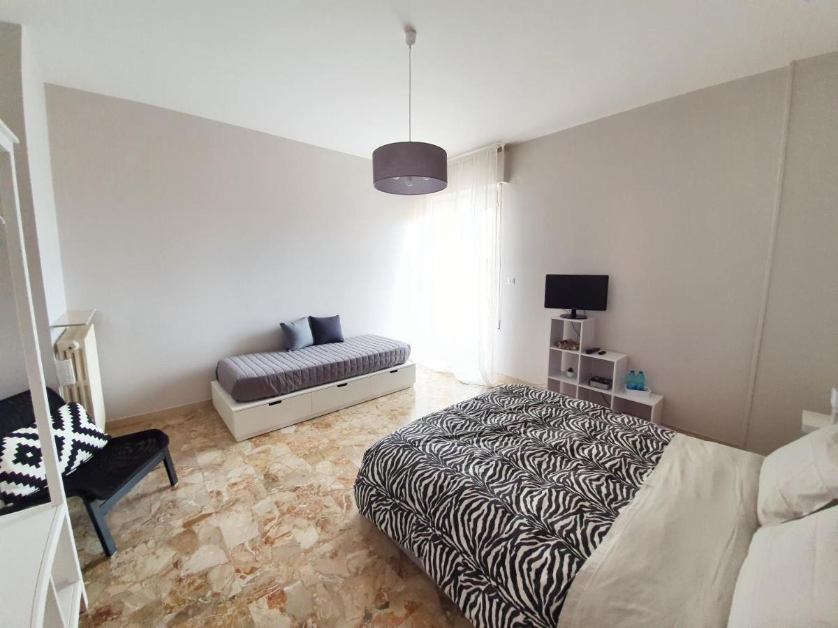 Affittacamere Zona Caserma-Stazione Foligno Bagian luar foto